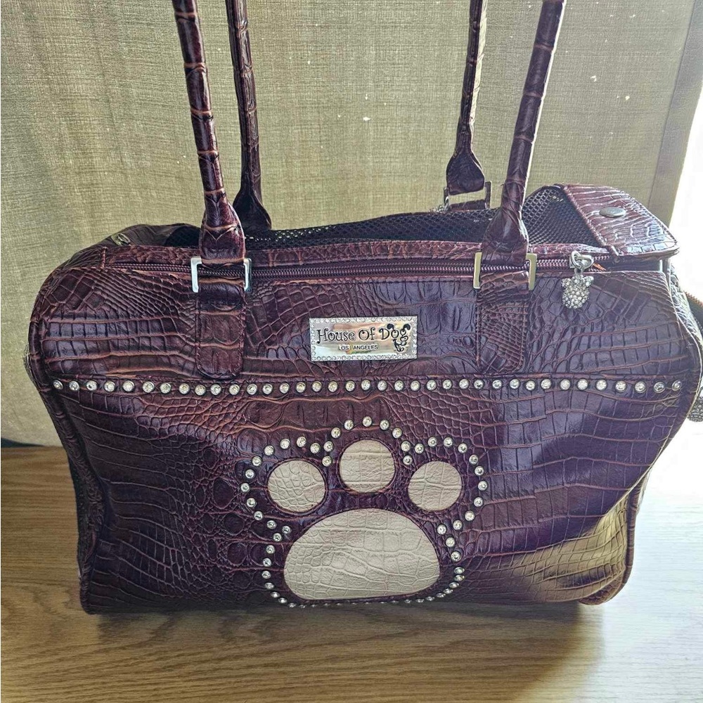 Posh Pup: House of Dog Paw, Los Angeles carrier
